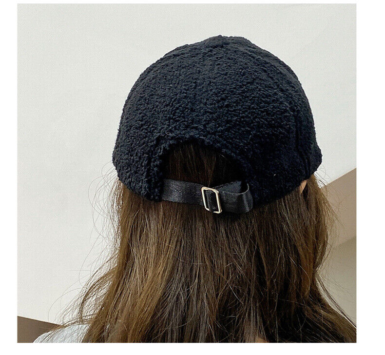 Schwarze Fleece-Baseballkappe mit verstellbarem Riemen, Rückansicht, Damenmode Accessoire.