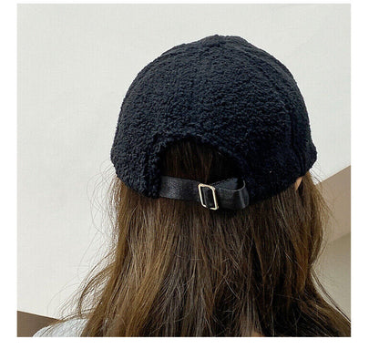 Schwarze Fleece-Baseballkappe mit verstellbarem Riemen, Rückansicht, Damenmode Accessoire.