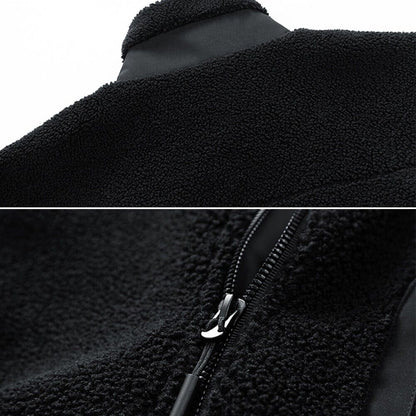 Schwarze Fleecejacke mit Reißverschluss, weiches Material, warme Winterbekleidung.