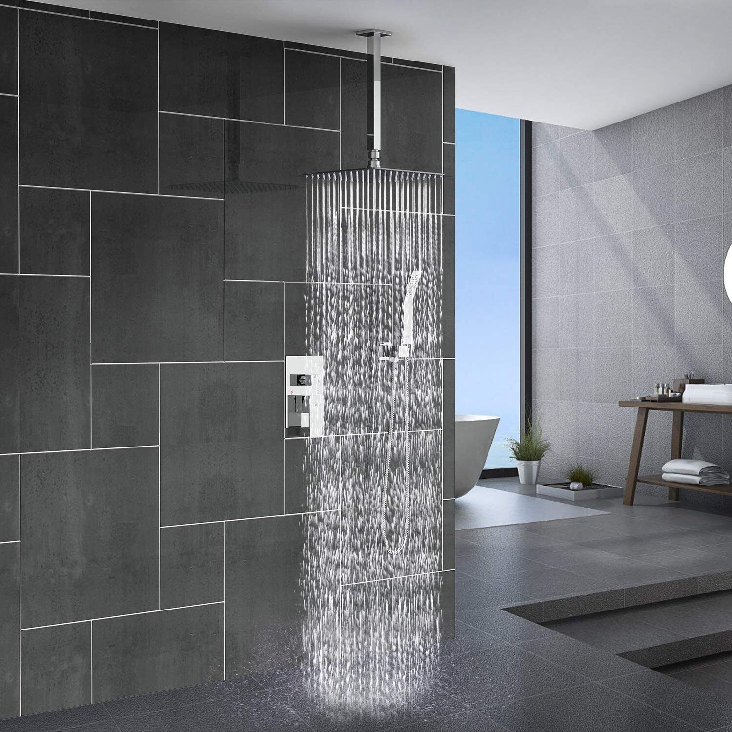 Moderne Regendusche mit Edelstahl-Duschkopf, graue Fliesen, Badezimmer-Design.