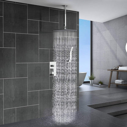 Moderne Regendusche mit Edelstahl-Duschkopf, graue Fliesen, Badezimmer-Design.