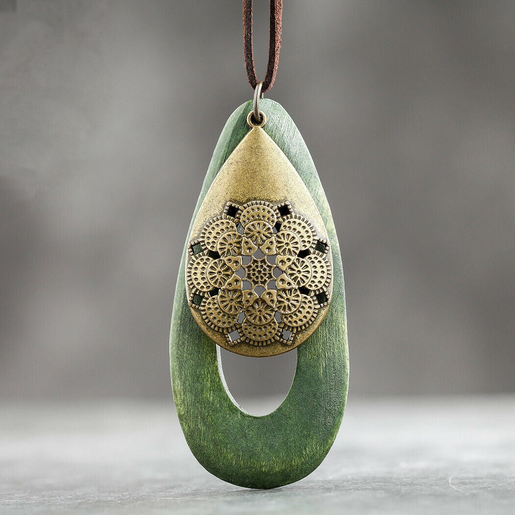 Grüner Holzanhänger mit goldener Mandala-Verzierung, handgefertigter Schmuck, Boho-Stil.