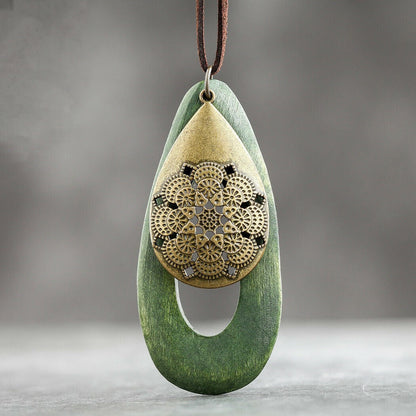Grüner Holzanhänger mit goldener Mandala-Verzierung, handgefertigter Schmuck, Boho-Stil.
