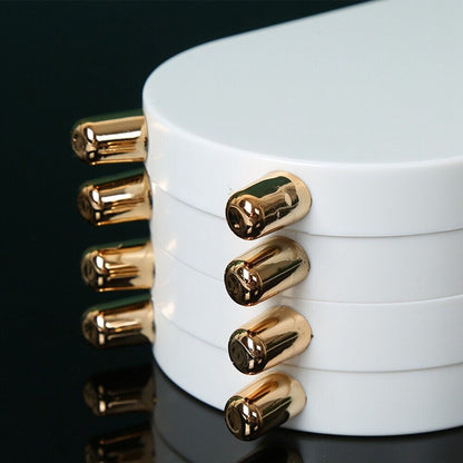Weiße Steckdosenleiste mit goldenen Steckern, modernes Design, elektrische Mehrfachsteckdose.