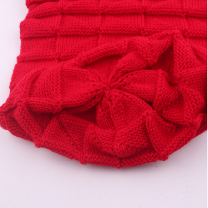 Roter gestrickter Schal, weiches Material, kariertes Muster, modisches Accessoire, Winterkleidung.