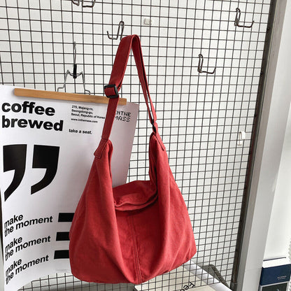 Rote Umhängetasche aus Stoff, lässig, modisch, ideal für Alltag und Freizeit.
