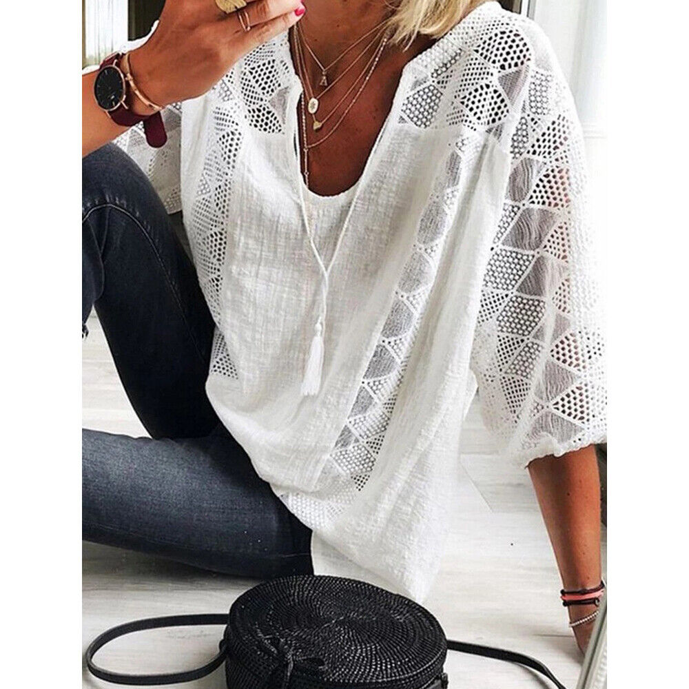 Weiße Damenbluse mit Spitzenmuster, lässig, Sommermode, V-Ausschnitt, dreiviertel Ärmel.