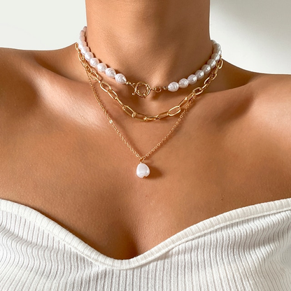 Frau trägt Perlen- und Goldketten-Set, eleganter Schmuck, modisches Accessoire.