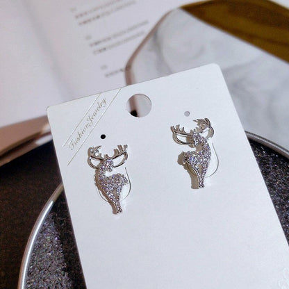 Silberne Hirsch-Ohrringe, funkelnd, modisch, auf weißer Karte, eleganter Schmuck.