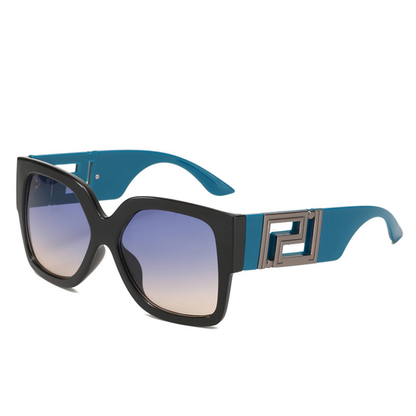 Schwarze Sonnenbrille mit blauem Verlaufsglas und türkisfarbenen Bügeln, modisches Accessoire.