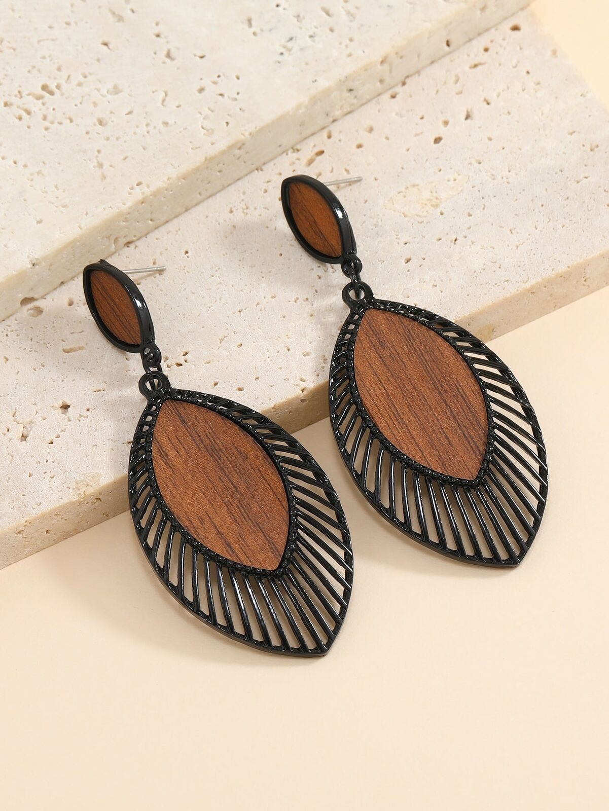 Schwarze und holzfarbene Ohrringe, oval, geometrisches Design, Modeschmuck, Damenaccessoire.