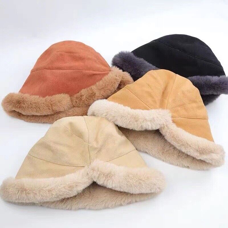 Vier Damen-Winterhüte aus Kunstpelz in Beige, Braun, Schwarz und Camel auf weißem Hintergrund.