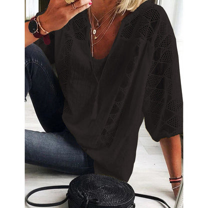 Frau in schwarzer Spitzenbluse, Jeans, mit runder Strohtasche, modisch, lässiger Stil.