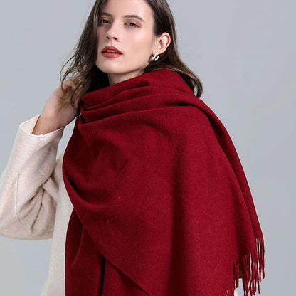 Frau mit rotem Wollschal, elegantes Winteraccessoire, Mode, Damenbekleidung, stilvoll.