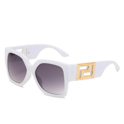 Weiße Sonnenbrille mit quadratischem Rahmen und goldenen Details, UV-Schutz, modisch.