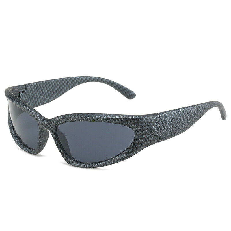 Schwarze Sonnenbrille mit Carbon-Optik, sportliches Design, UV-Schutz, Unisex.