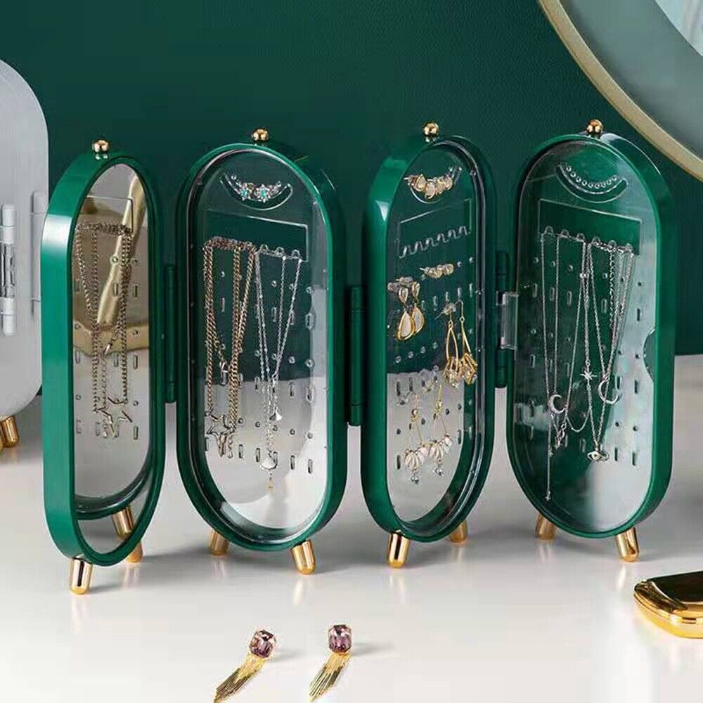 Grüner Schmuckständer mit Ketten und Ohrringen, transparent, modern, elegantes Design.