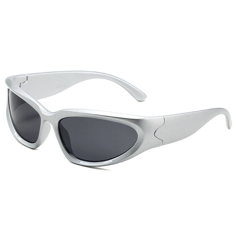Silberne Sonnenbrille mit schwarzen Gläsern, modisches Accessoire, UV-Schutz.