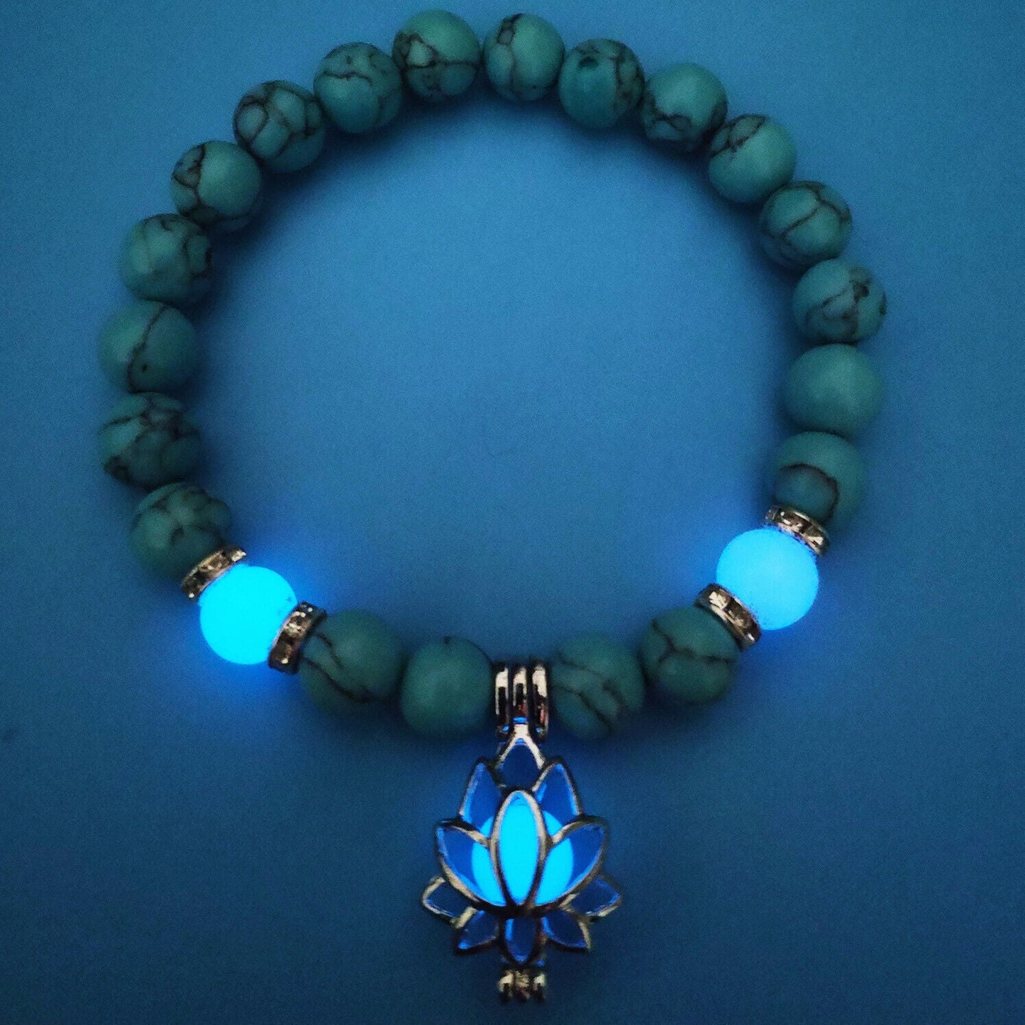 Türkisfarbenes Armband mit leuchtenden Perlen und Lotus-Anhänger, Schmuck, Geschenkideen.
