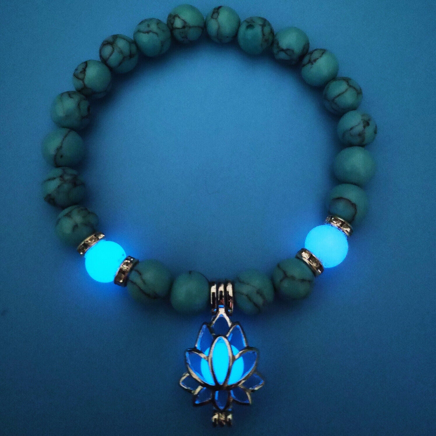 Türkisfarbenes Armband mit leuchtenden Perlen und Lotus-Anhänger, Schmuck, Geschenkideen.