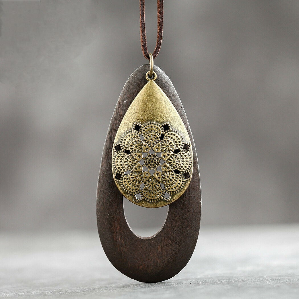 Holz-Anhänger mit goldener Spitze, tropfenförmig, handgefertigter Schmuck, Boho-Stil.