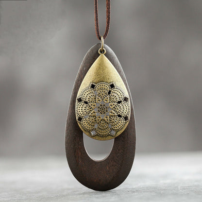 Holz-Anhänger mit goldener Spitze, tropfenförmig, handgefertigter Schmuck, Boho-Stil.