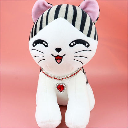 Plüschkatze mit Herzanhänger, weiß, gestreift, rosa Hintergrund, Kuscheltier, Geschenkidee.