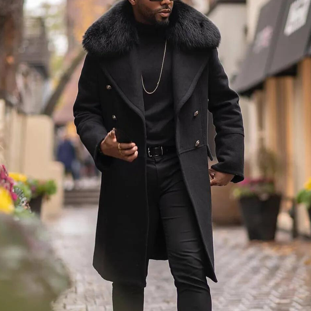 Mann in schwarzem Wollmantel mit Pelzkragen, eleganter Wintermode, stilvoller Herrenmantel.
