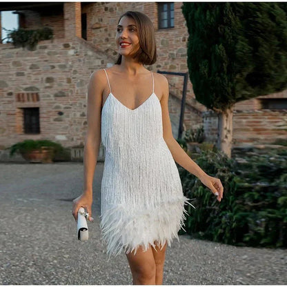 Frau im weißen Cocktailkleid mit Fransen, elegantes Design, draußen, Abendmode.
