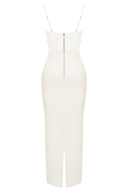 Weißes, ärmelloses Kleid mit Spaghettiträgern, Reißverschluss hinten, elegantes Design.