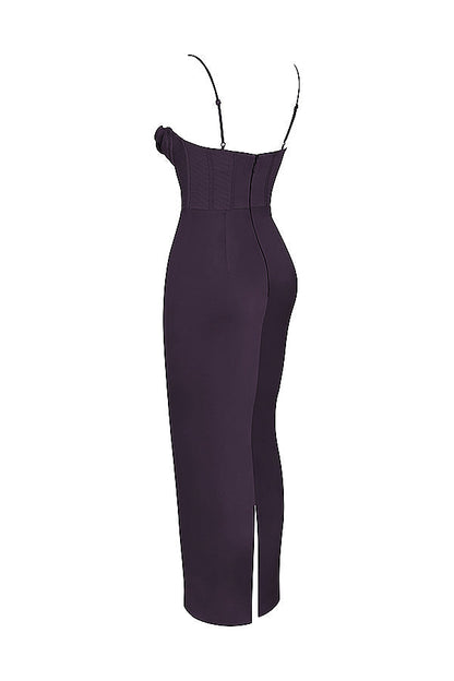 Schwarzes, schulterfreies Abendkleid mit Spaghettiträgern und Seitenschlitz, elegantes Design.