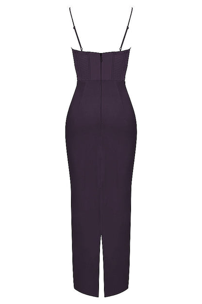 Schwarzes, ärmelloses Abendkleid mit Spaghettiträgern und Rückenschlitz, elegantes Design.