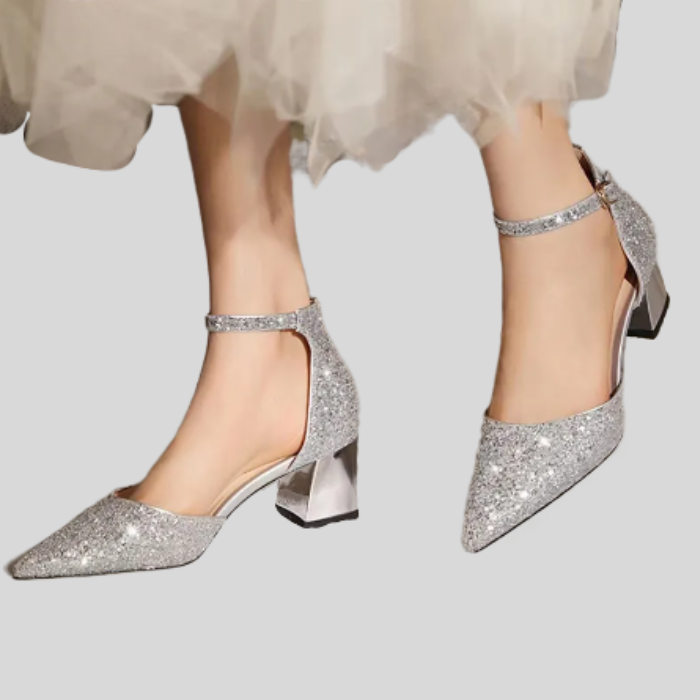 Silberne glitzernde Damenpumps mit Blockabsatz und Knöchelriemen, elegantes Design.