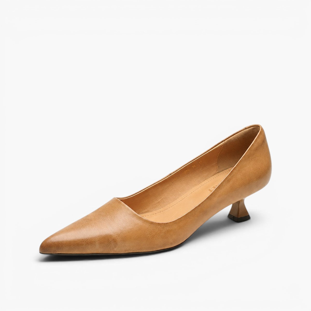 Ljusbrun slip on-sko med spetsig tå och låg klack, snett framifrån mot vit bakgrund 1