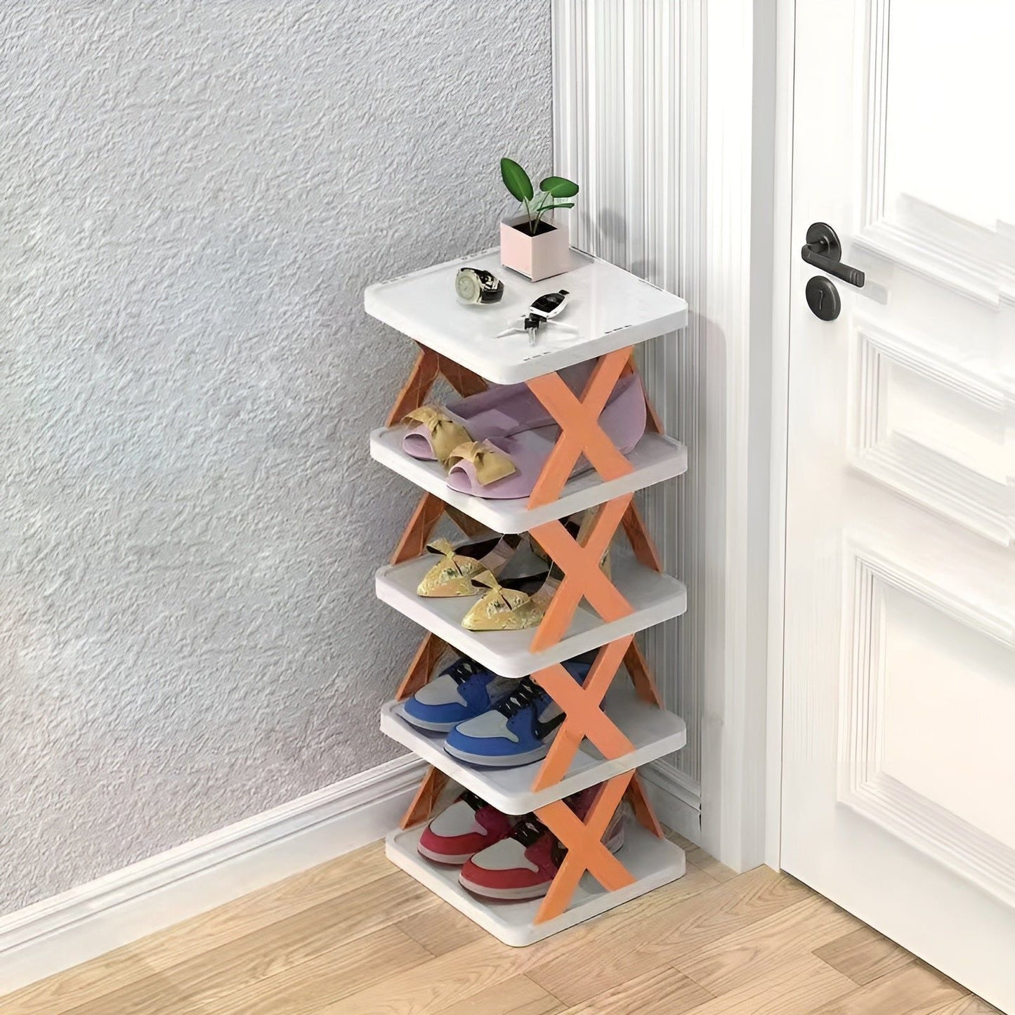 Eck-Schuhregal aus Holz mit fünf Ebenen, weiß und orange, platzsparend, modernes Design.
