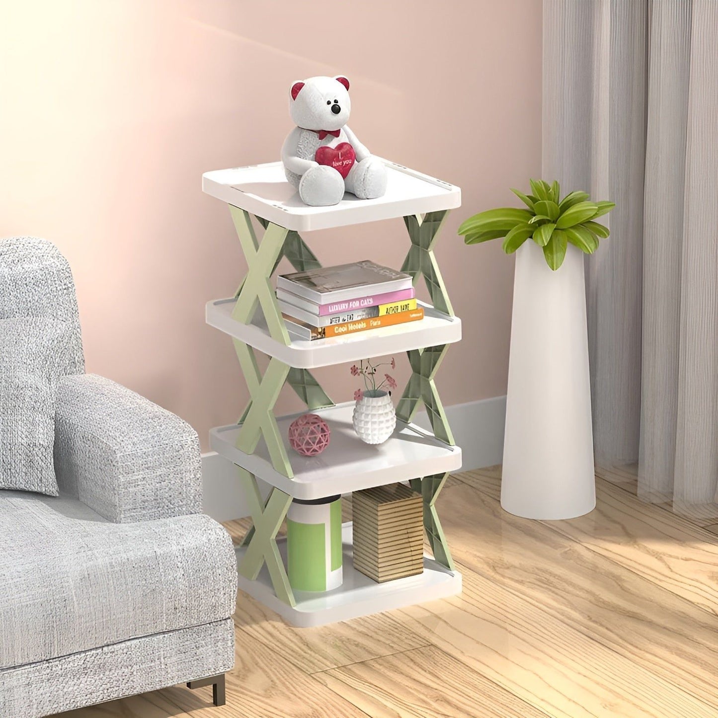 Weißes Regal mit vier Ebenen, Dekoration, Bücher, Teddybär, modernes Wohnzimmer, Holzfußboden.