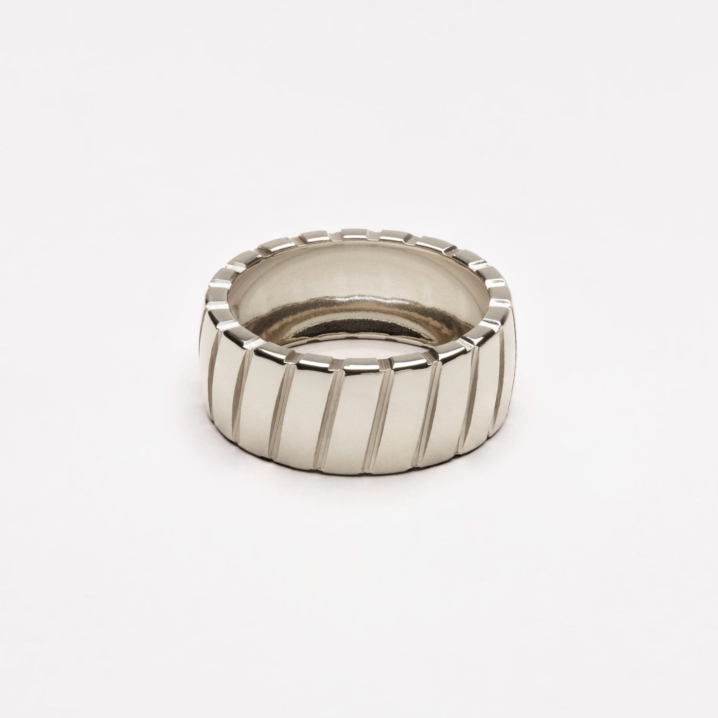 Silberner Ring mit Rillen, modern, breit, Schmuck für Herren und Damen, Edelstahloptik.
