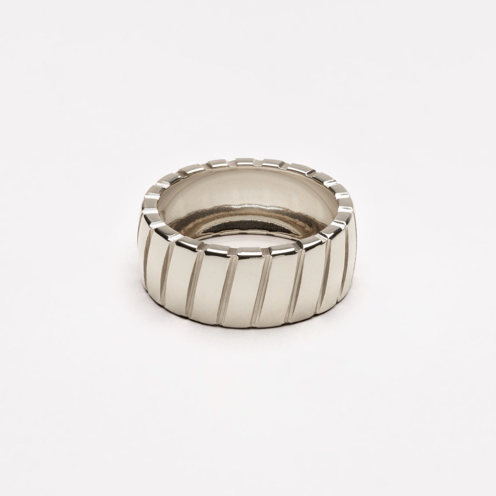 Silberner Ring mit Rillen, modern, breit, Schmuck für Herren und Damen, Edelstahloptik.