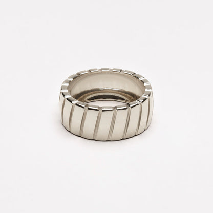 Silberner Ring mit Rillen, modern, breit, Schmuck für Herren und Damen, Edelstahloptik.