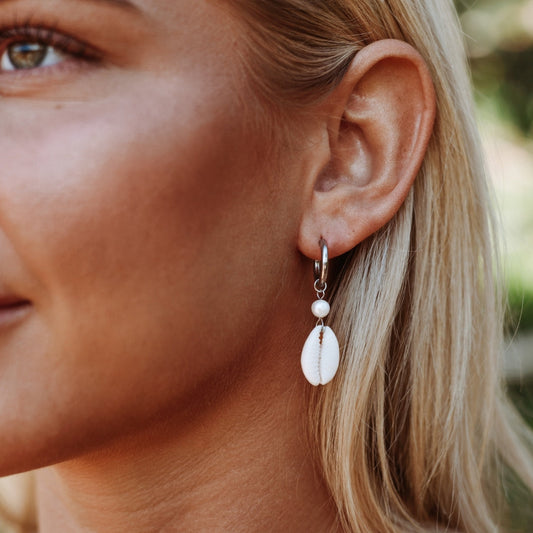 Silberne Ohrringe mit Kaurimuschel, Damen-Schmuck, Strand-Accessoire, modisch, elegant.