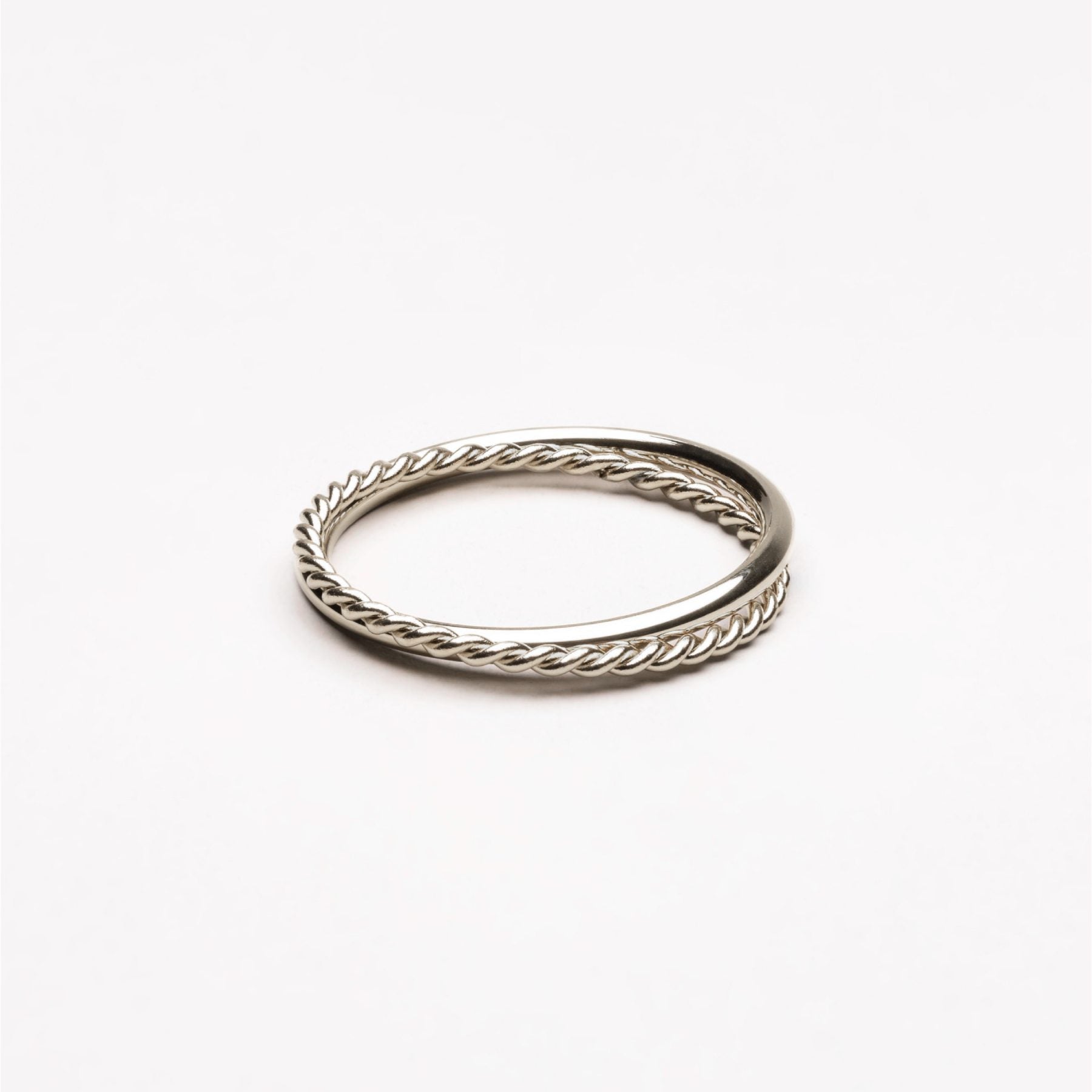 Silberner Doppelring, geflochtenes Design, minimalistischer Schmuck, elegantes Accessoire