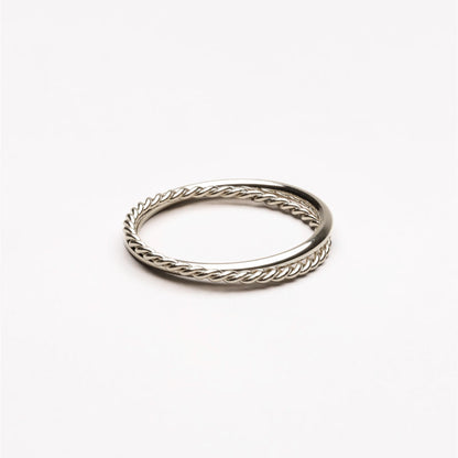 Silberner Doppelring, geflochtenes Design, minimalistischer Schmuck, elegantes Accessoire