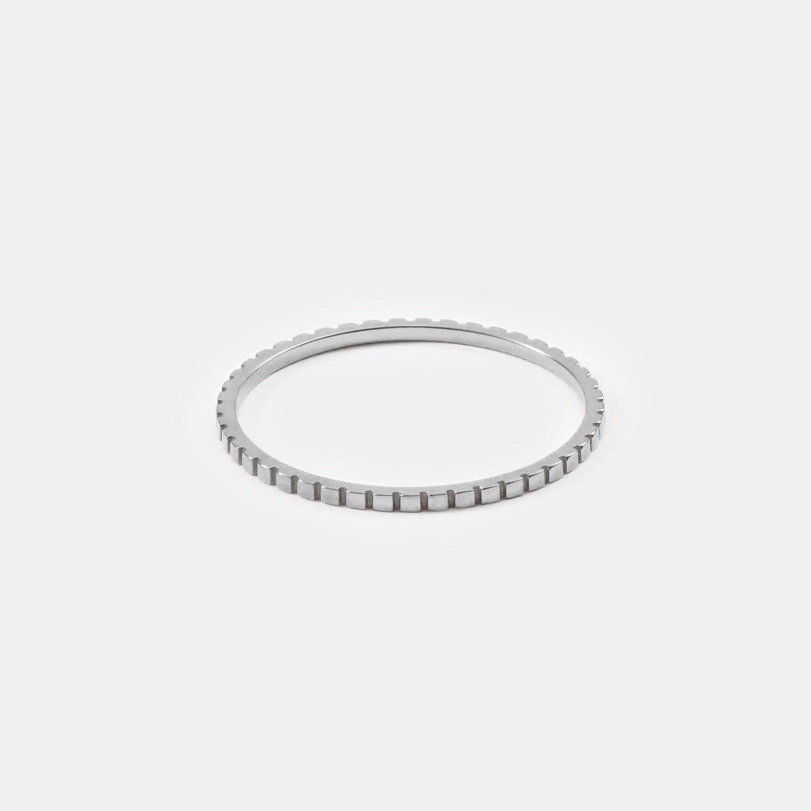 Dünner Silberring, geriffelt, minimalistisches Design, Schmuck für Damen, modisch.