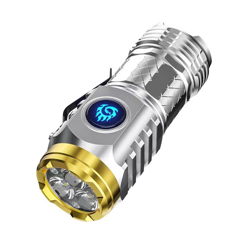 Silberne LED-Taschenlampe mit goldener Lünette, kompakt, leistungsstark, tragbar.