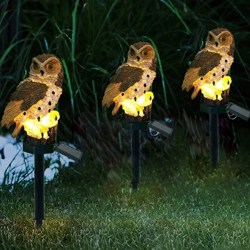Drei Eulen-Solarleuchten im Garten, leuchtend, wetterfest, dekorativ, energiesparend.