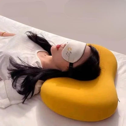 Frau mit weißer Schlafmaske auf gelbem Nackenkissen, Entspannung, Schlafhilfe, Komfort.