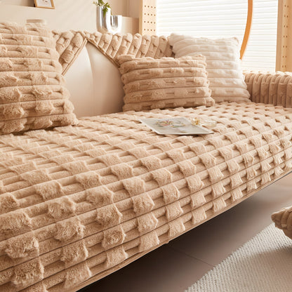 Soffa klädd med överdrag i kamelbeige plysch med upphöjt rutmönster och matchande kuddar. 9