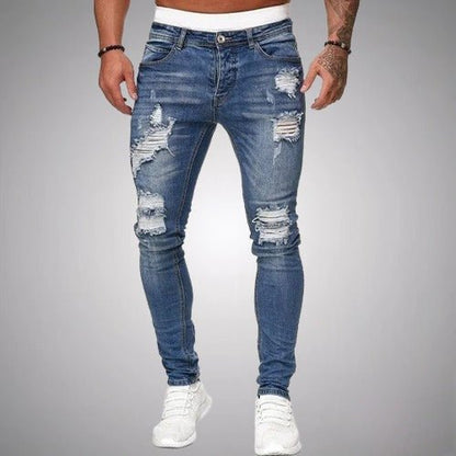 Man i mellanblå slitna slim fit-jeans med revor på lår och knän, framifrån, med vita sneakers. 3