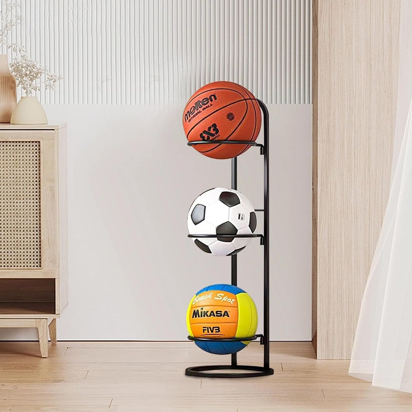 Vertikaler Sportballständer mit Basketball, Fußball, Volleyball; schwarz, Metall, für Garage.