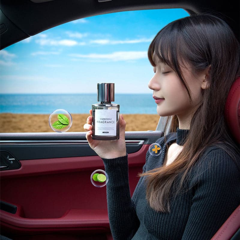 Frau im Auto mit Parfümflasche, rotes Interieur, Meerblick, Duft, Entspannung, Frische.